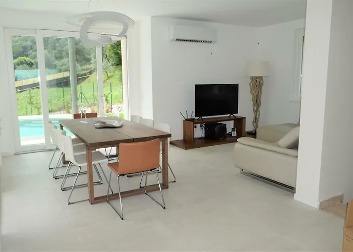 Mimosa Bellagio Wild Flowers וילה